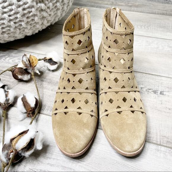 MICHAEL Michael Kors Uma Flat Suede Laser Cutout Ankle Booties Desert Tan 6.5M - Picture 2 of 8